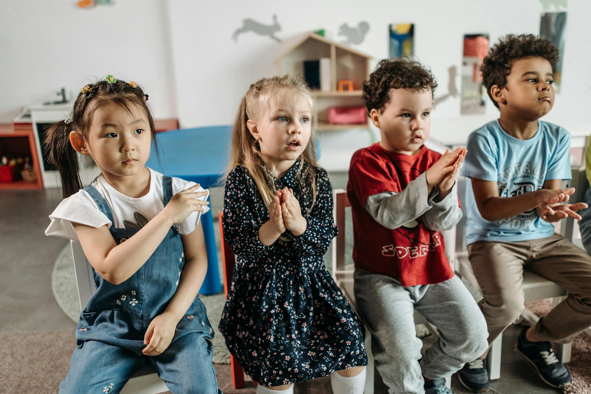 children clapping in a circle